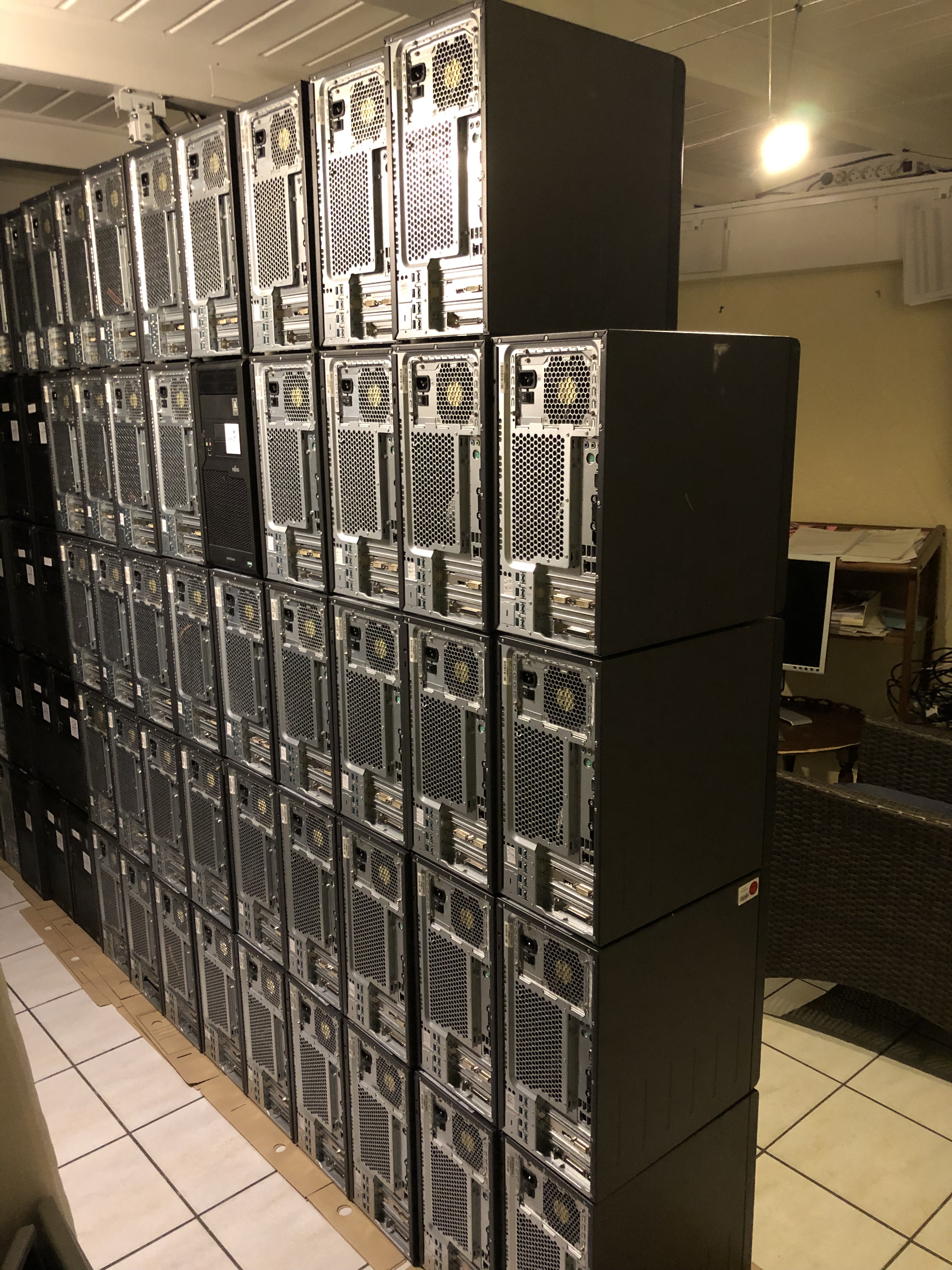 280 Desktops wurden mit dem Betriebssystem Lubuntu und Lernsoftware (180 GB) bespielt 280 Desktops wurden mit dem Betriebssystem Lubuntu und Lernsoftware (180 GB) bespielt